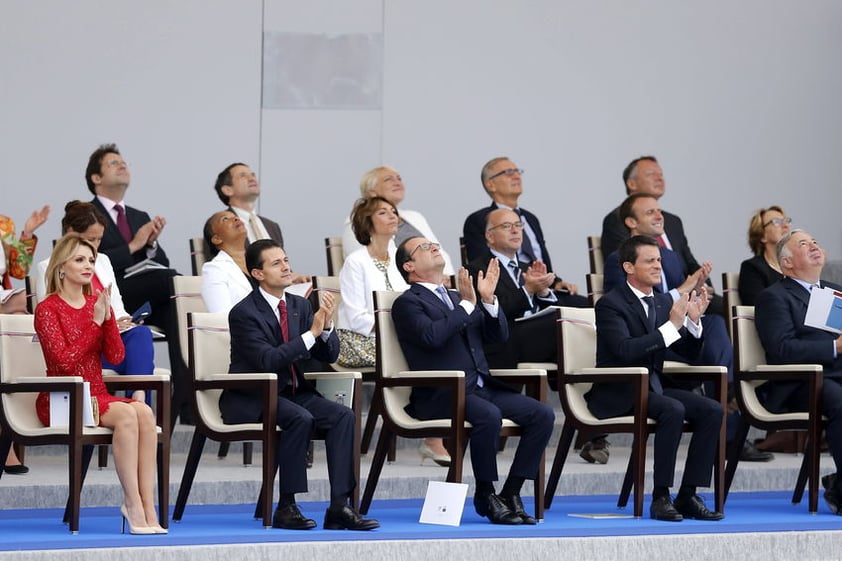 Junto al presidente François Hollande, el mandatario mexicano, acompañado por la primera dama, Angélica Rivera, presenció como México encabezó la columna militar que recorrió los mil 900 metros del Arco del Triunfo a la Plaza de la Concordia.