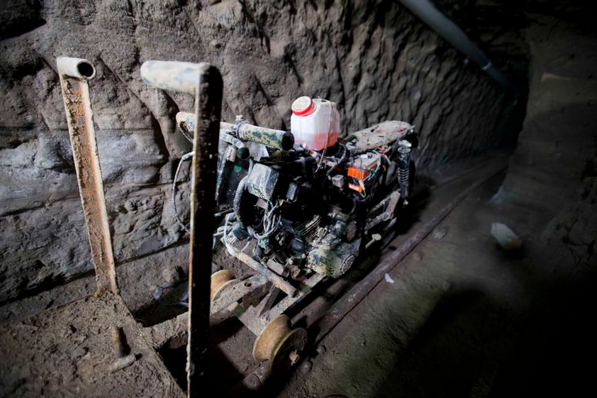 En el túnel está la moto adaptada a rieles que utilizó para escapar.