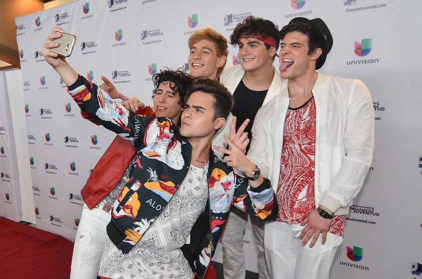 Grandes personalidades de la música y la televisión desfilaron por la alfombra de los Premios Juventud 2015.