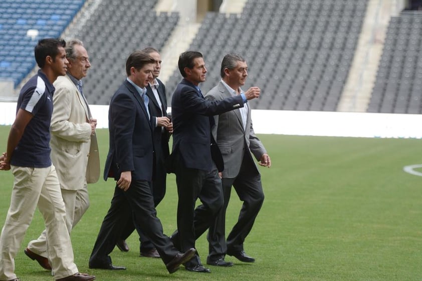 Peña Nieto pudo caminar por la cancha de la nueva casa de los Rayados.