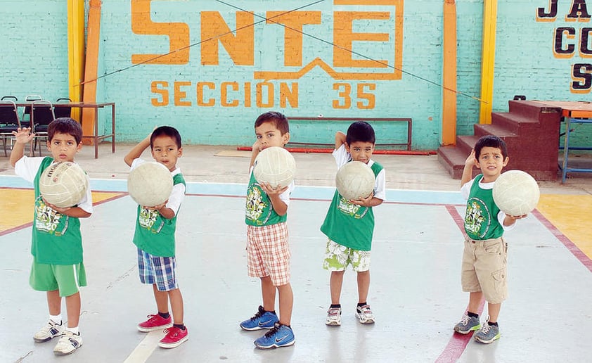 05082015 Pequeños de siete años practican voleibol.