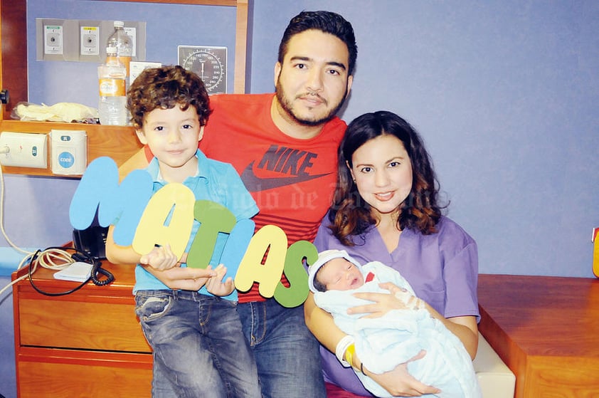 16082015 EN FAMILIA.  José Guadalupe Ibarra Vargas, Martha Leticia Ávalos de Ibarra, José Rafael y Matías Ibarra Ávalos.