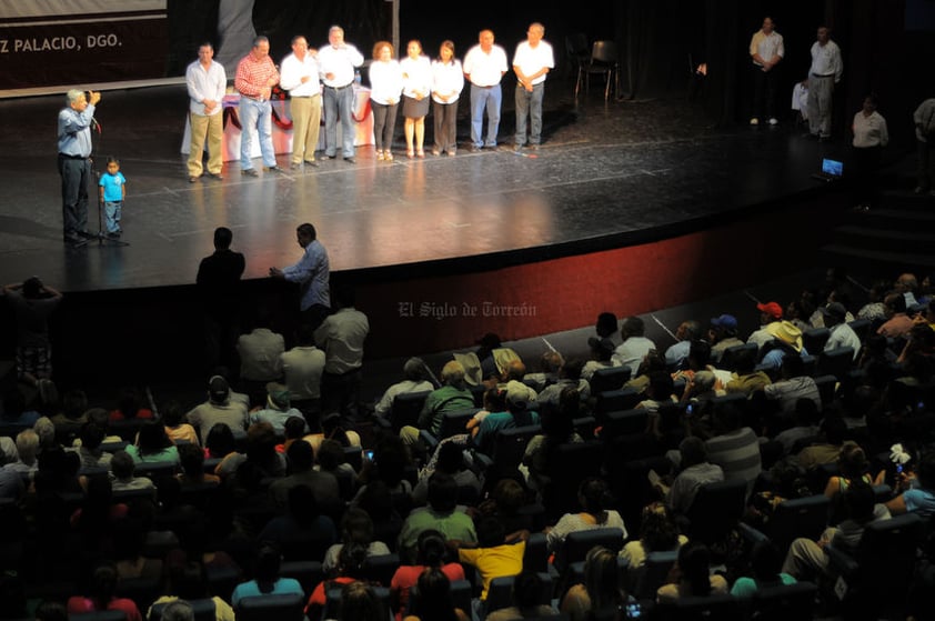 AMLO ofreció a sus simpatizantes en el Teatro M. Alvarado, una conferencia sobre la situación política y socioeconómica que guarda actualmente el país, además de dar su opinión y hablar fuerte sobre otros temas de interés público.