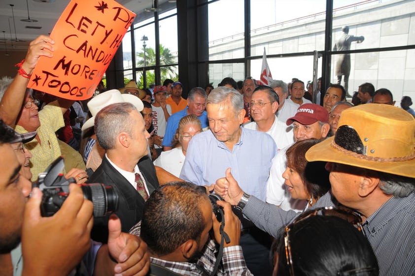 Simpatizantes recibieron a López Obrador en el lobby del teatro.