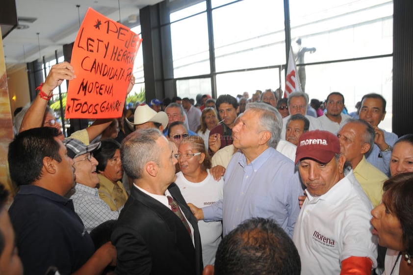 Algunos pidieron con pancartas que la senadora Lety Herrera fuera candidata de Morena para la gubernatura de Durango.