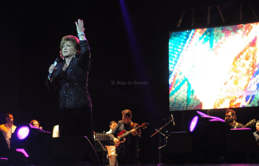 "Llevo más de 50 años enamorada de este hombre...", dijo la artista antes de compartir su éxito Eddy Eddy y enseguida cerró su participación con El hombre de mi vida y A donde va nuestro amor.