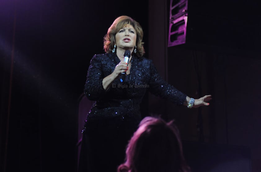 Ataviada con un elegante vestido negro, la madre de Angélica Vale trajo el pasado al presente con rolas que causaron sensación entre ellas Cuando me enamoro, El día y Yo te quiero todavía.