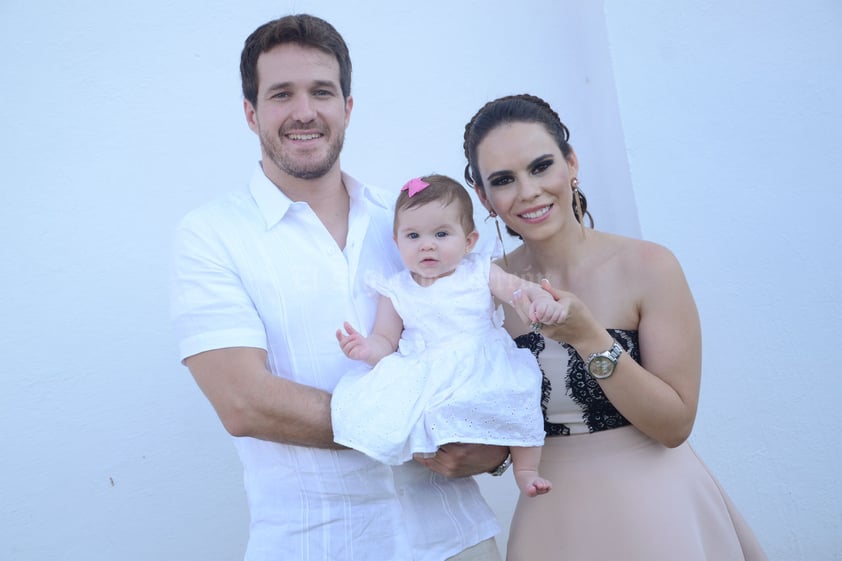 Miranda con sus papás, Alain y Cristina