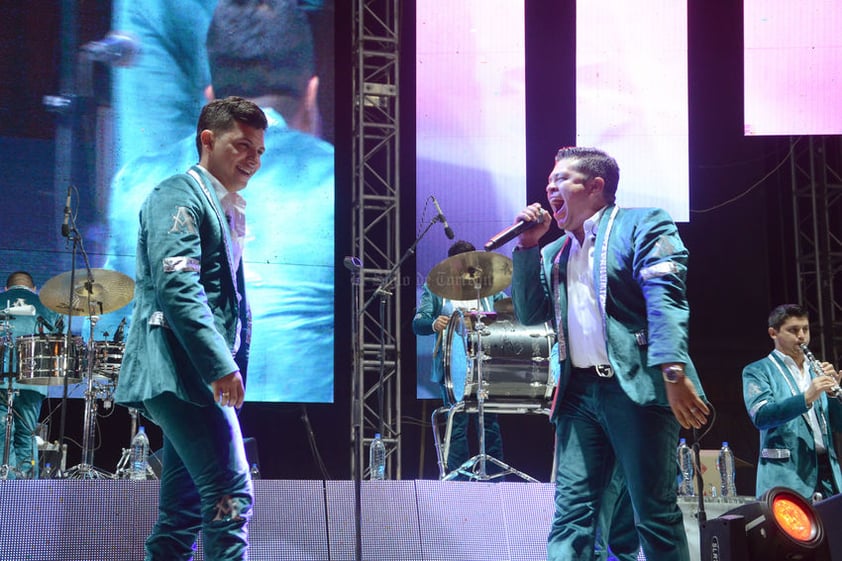 Los integrantes de la Arrolladora salieron al escenario con trajes color verde y camisa blanca.