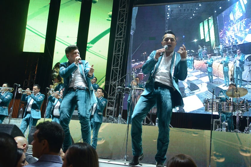 Fue hasta en la madrugada que la Arrolladora Banda el Limón salió al escenario para complacer a sus fanáticos.