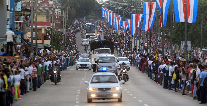 Francisco recorrió las calles de La Habana en su papamóvil.