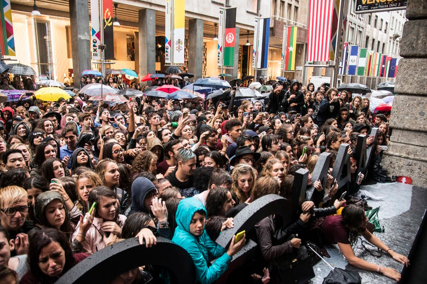 Cerca de dos mil adolescentes, según medios locales, se congregaron frente a las puertas de la nueva tienda para poder ver a las modelos.