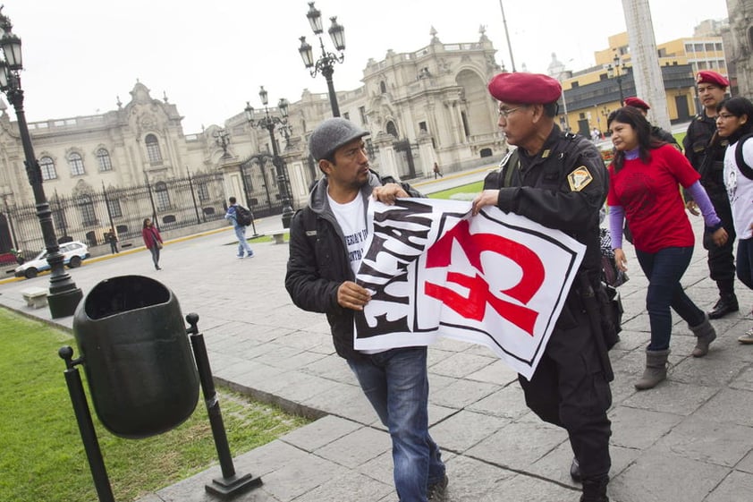 Las autoridades peruanas trataron de reprimir a los manifestantes en favor de los 43.