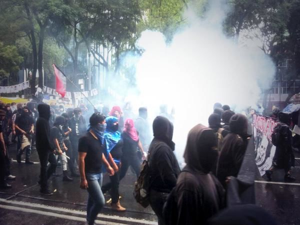 Frente a las instalaciones del Senado de la República, integrantes de los autodenominados anarquistas lanzaron cohetes, botellas y piedras.