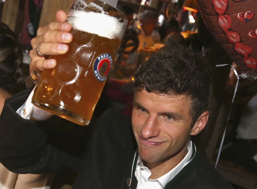 Thomas Müller levantó su tarro en la celebración.