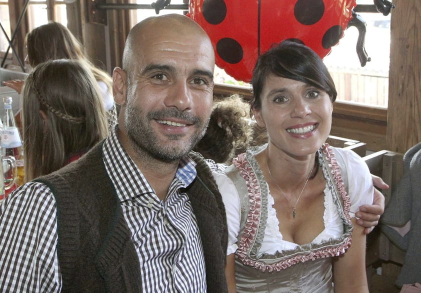 Guardiola acudió acompañado de su esposa, Cristina. el entrenador se ciñó al "código de conducta", después de que en días pasado desató cierto desconcierto al confesar que a él no le gusta tomar la cerveza en jarra de litro.