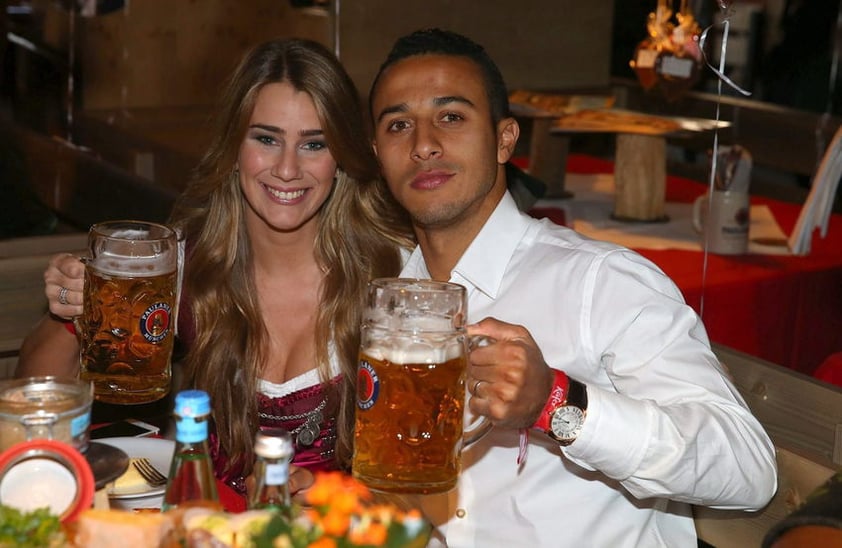 La comitiva del Bayern en la Oktoberfest incluyó tanto a jugadores en activo, como Thiago y Thomas Müller, como a algunos de los lesionados, como Arjen Robben y Franck Ribéry.