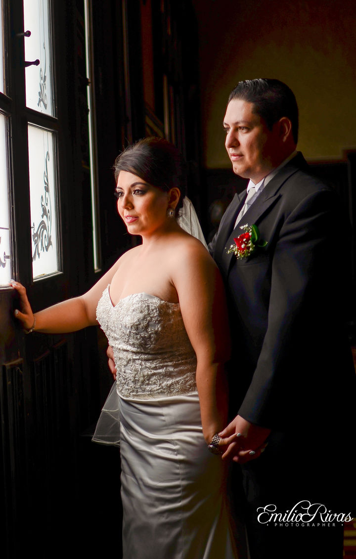 En la Parroquia de San Pedro Apóstol, Srita. Daniela Ivone Flores Mata y Sr. Héctor Alfonso Márquez Duarte, recibieron el Sacramento del Matrimonio el 12 de septiembre de 2015. Ellos son hijos de los señores: Héctor Márquez Rangel y Cecilia Duarte Camacho; Francisco Flores Saavedra (f) e Irma Delia Mata Morales.- Emilio Rivas Fotografía