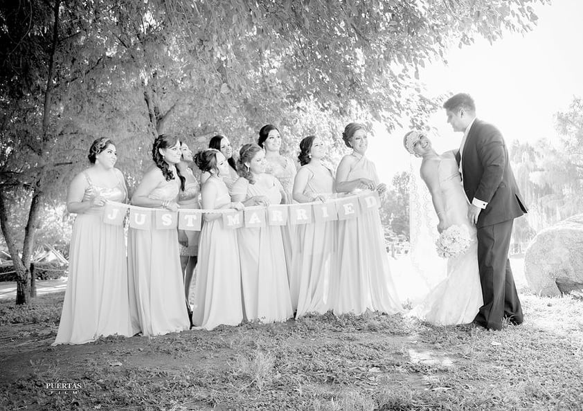 En una divertida fotografía de estudio, fueron captados el día de su boda Carmen Liliana y José Ángel con sus damas de honor: Paulina González, Rocío Rivera, Luz Vera, Selena Cabrera, Pamela de los Santos, Saraí Luna, Jeovana Cervantes, Ángela Cabrera y Leticia Rivero.- Puertas Film Fotografía