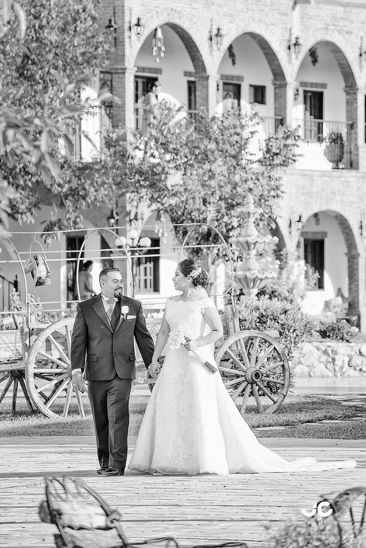 Srita. Victoria Elizabeth Blanquet Meza y Dr. César Augusto Galarza Martínez
en una fotografía de estudio el día de su boda.- JC estudio