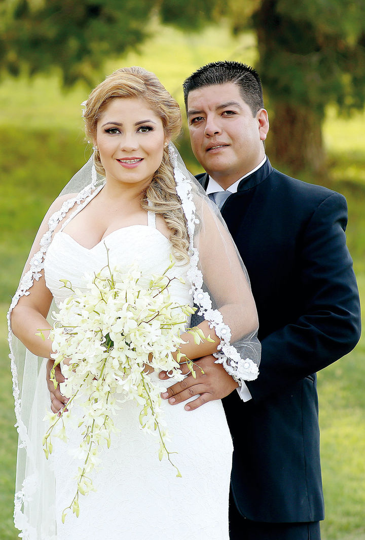 C.P. Columba Alvarado Castañeda y Dr. Rodrigo Salvador Cruz Marín unieron sus vidas
en matrimonio el ocho de agosto de 2015 en el Club Campestre Montebello, en punto
de las 20:30 Hrs. ante el Pastor Juan José Juárez. Ellos son hijos de los señores Ismael
Alvarado y Martha Inés Castañeda; Rodrigo Cruz Valdez y Gloria Marín Castro.