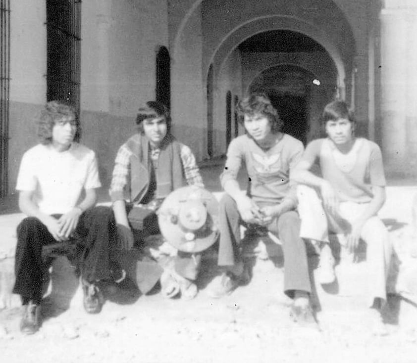 Amigos de paseo en Peñón Blanco, Dgo., en 1974. De izq. a derecha:
Onécimo Olvera, Gregorio Rodríguez, Mario González Caldera y Santiago Reza. Formaban el grupo musical “Chacal”.