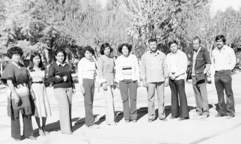 Personal docente de la Escuela Vicente Guerrero del Ej. 20 de Noviembre. Profesores Carlota, Irene, María Elena, Olga Lidia, Morayma, Ana María, Antonio, Rodolfo, Clemente (f) y Juan Francisco en 1980.