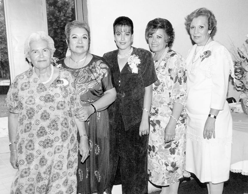 Despedida de soltera de la Srita. Carmen Martínez de la Fuente en 1995. La acompañan: Ana María de la Fuente de Mourey (f), Rosina de la Fuente de Torres (f), Carmela de la Fuente de Martínez y Olivia de la Fuente de Sagui..