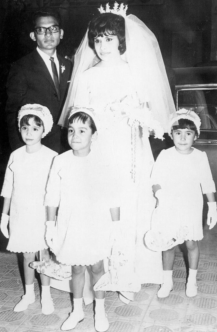 Juan de Dios Estrada Martínez y Srita. María Ofelia Castillo Sifuentes contrajeron matrimonio en la Parroquia de Guadalupe en Torreón, Coah., el ocho de octubre de 1965; los acompañaban sus pequeñas damitas: Finita Sifuentes Garza, Abigaíl Sifuentes Wong y Norma Alicia Sifuentes Guerrero (f).