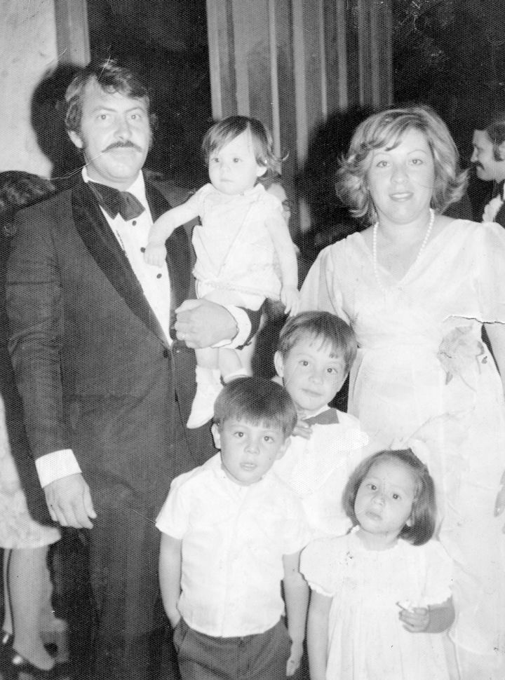 Sr. Javier Enríquez y Sra. María Elena de Enríquez con sus hijos: Javier, Roberto, María Elena y Lupita.