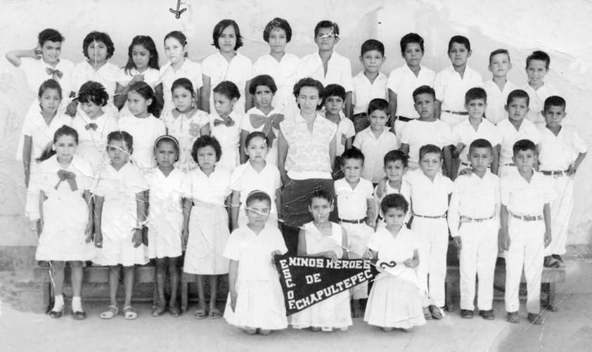 Graciela Lara, hoy de Rivera Cháirez, en la Esc. Primaria Niños Héroes de Chapultepec, en tercer grado. Fotografía tomada el 5 de enero de 1956.