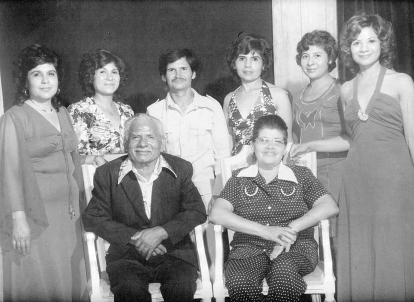 Sr. Vicente Ríos Sosa, en 1962, desempeñando el cargo de administrador
del Mercado Juárez, siendo el presidente el Lic. Salvador Sánchez y Sánchez. De Fco. I. Madero: Leno Trujillo, Chuy Zárate, Julio Corral y Arturo Carrillo en 1962. Fam. Quiriarte Armendáriz en 1980, celebrando 40 años de matrimonio de los señores Francisco Quiriarte (f) y María Armendáriz (f).