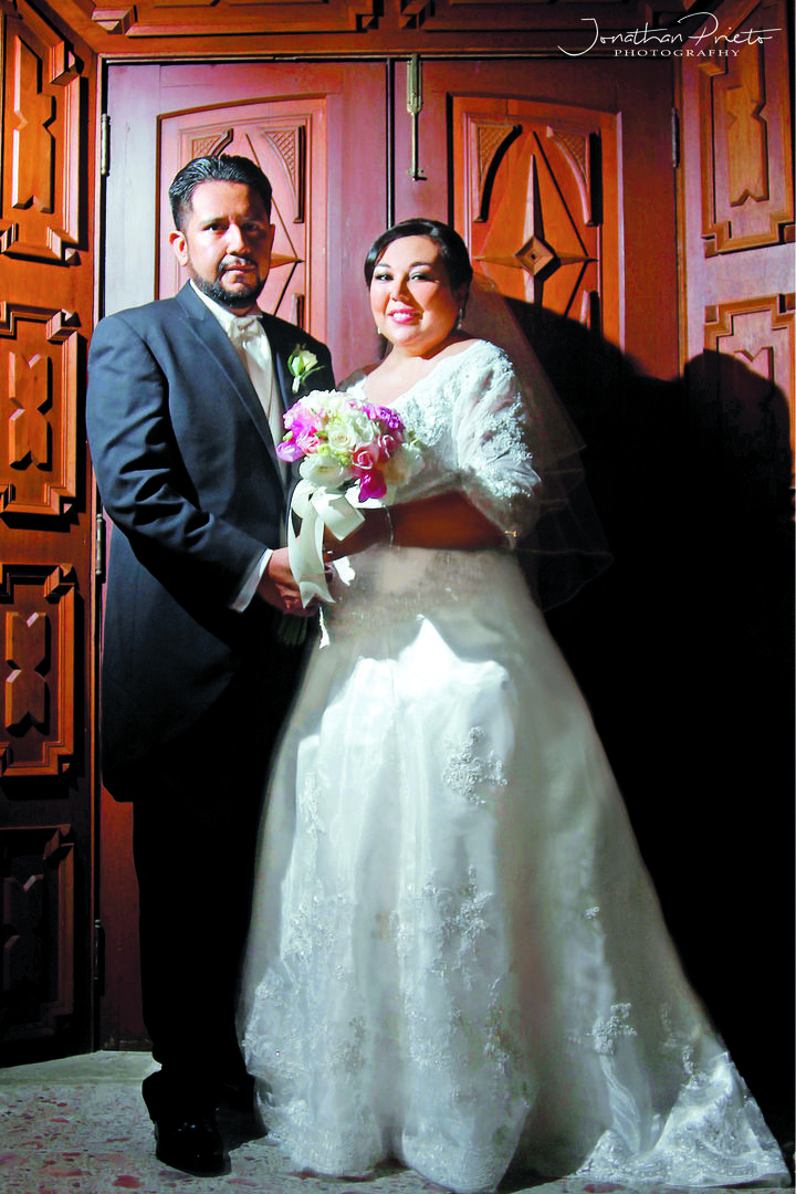 Con una bella ceremonia religiosa, L.C.I. María Emilia Díaz Pérez e Ing. Luis Eduardo Castorena Falcón llegaron al altar el 26 de septiembre de 2015, a las 7:00 p.m., en la Parroquia de Los Ángeles. Estuvieron presentes sus padres, los señores: Rosa María Díaz; María Eugenia Falcón García y Julián Castorena Velázquez.- Jonathan Prieto Fotografía