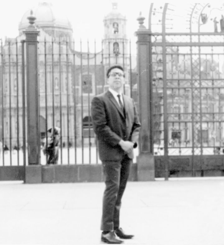 Dionisio Sánchez Herrera en la antigua Catedral Metropolitana en los años 60.