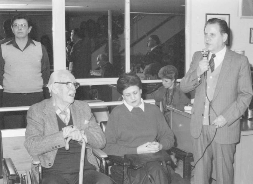 En 1990, celebrando el aniversario de El Siglo de Torreón. De izquierda a derecha:
Lic. Miguel Ángel Ruelas Talamantes, Don Antonio de Juambelz y Bracho,
Susana Rodríguez Larriva, Socorrito Soto (al fondo) y José León Robles de la
Torre.