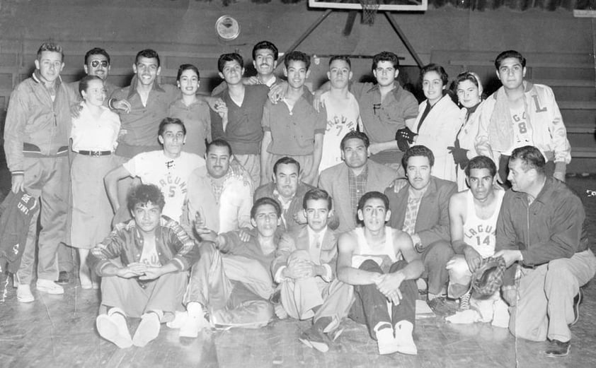 Campeonato de segunda fuerza, celebrado en Mexicali en 1958, quedando en tercer lugar. De pie: Mario Bardan, Francisco Quintero, Arturo Hernández, Raúl Díaz, Ismael Martínez, Sergio Villarreal (f) y Manuel Díaz. Hincados: José Luis Wong, Jorge Rojas (f),
Sergio Vargas, Miguel Arellano, Felipe Sandoval y Profr. Luis Vargas (entrenador).