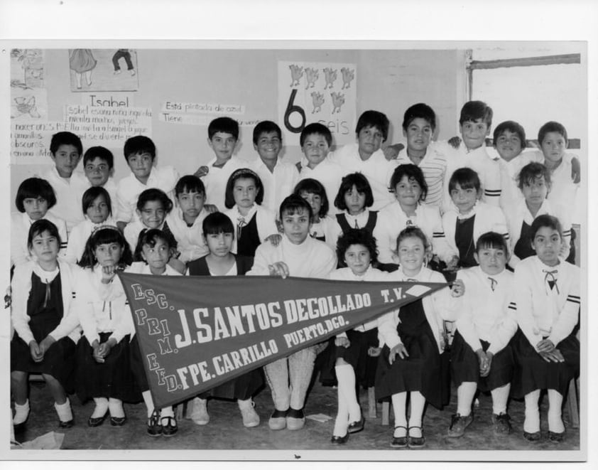 Maestra Sandra Patricia Cordero Ramirez con su grupo de la Prim. J. Santos Degollado
T.V. de Felipe Carrillo Puerto, Dgo., en 1987.