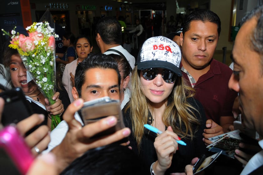 Gran revuelo causó Belinda a su llegada al aeropuerto de Torreón.