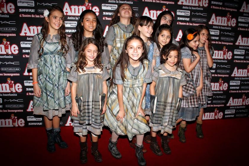 El elenco de niñas del musical Annie, Anita la Huerfanita desfilaron en la alfombra roja para la función de prensa.