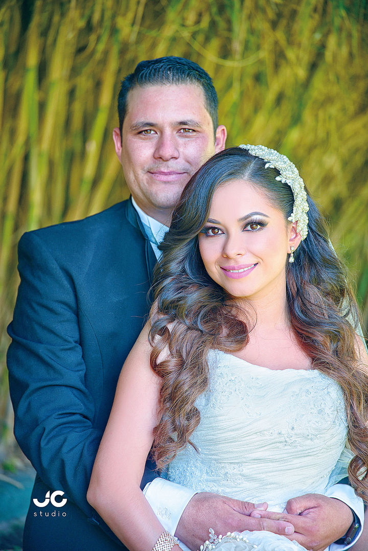 Con certeza de que su amor es para siempre, Nancy Pamela Martínez Cisneros y Fidel
David López Martínez llegaron al altar el pasado 26 de septiembre de 2015, a las 18:00
horas, en la Parroquia del Sagrado Corazón de Jesús. Son hijos de los señores: Gabriela Cisneros Tapia y Manuel Martínez González; María Margarita Martínez de López y Fidel López Martínez (f).- JC Studio