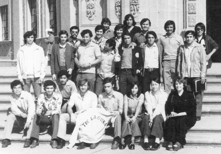 Estudiantes del 5º semestre de Ingeniería ITL visitando el Tec de Saltillo en 1973. Primera fila de abajo hacia
arriba: Daniel Jáquez, Juan M. Martínez, Juan C. Arenas, Arnoldo Evaristo, Felipe Martínez, Martha Martínez Dewane, Patricia Vega y Rosy Martínez. Segunda fila: Francisco Medinaveitia, Jorge Fernández, Felipe Barrientos, Francisco Sánchez, Miguel Villarreal, Félix Vázquez, Alfonso Castañeda, José de Jesús de Alva y Jorge Rodríguez. Tercera fila: Adán G. López, José Gutiérrez, Pedro Castañeda e Hiliborio Reséndiz.