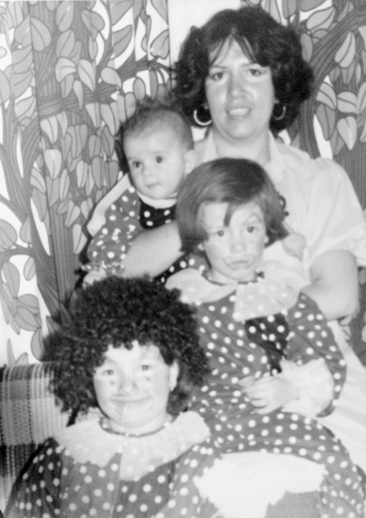 Sra. Carmen Lucía Romo Aguilera con sus hijas: Susana, Rocío y Lucía Romo Romo en 1978.