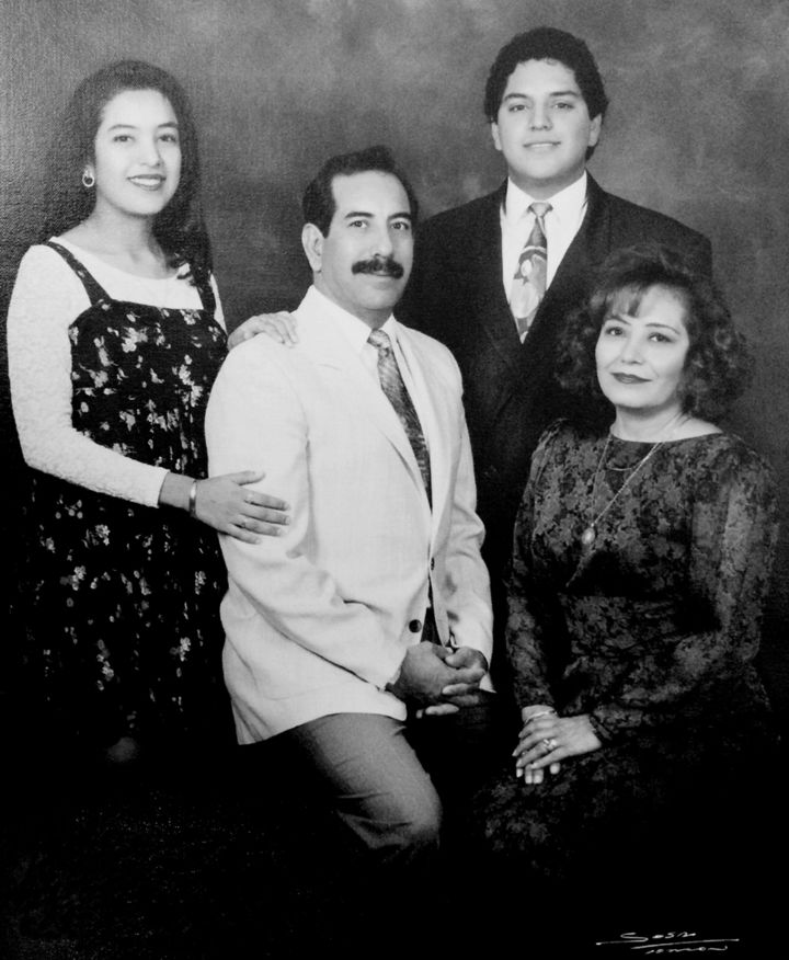 Raúl Muñoz de León y Lupita Segovia Cuevas en el 25 aniversario de bodas en 1994, con sus hijos: Raúl Netzahualcóyotl y Cynthia Valeria.