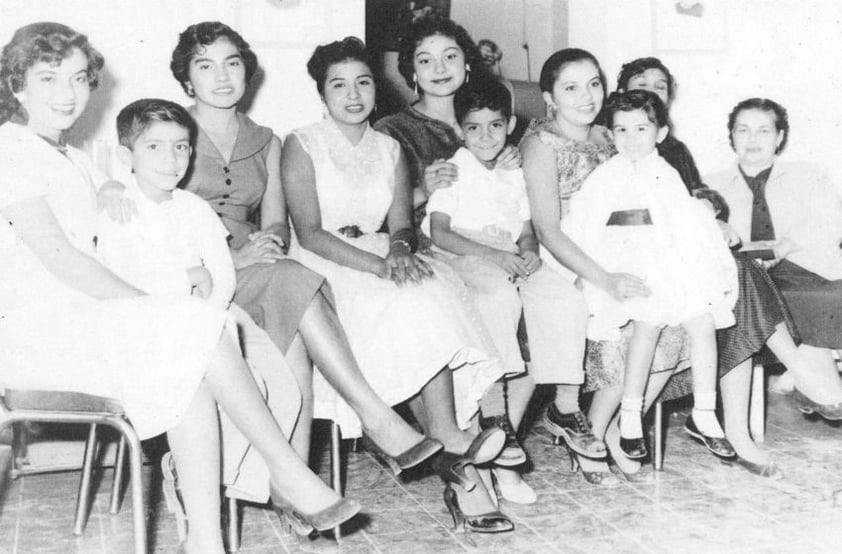 Cay Burget, Lela y Tomy López (f), Argentina y Pilar Chibli, Flor Guzmán y sus hijos: Pepe, Poncho y Florecita en Fco. I. Madero en 1959.