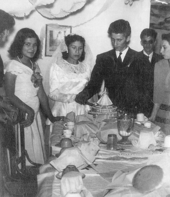 Maestra Leonor Gallegos y Ernesto Castañeda, el día de su boda. Los acompañan: Emma Guerrero, Mavis Rodríguez y Arturo Castañeda, captados en Fco. I. Madero en octubre de 1949.