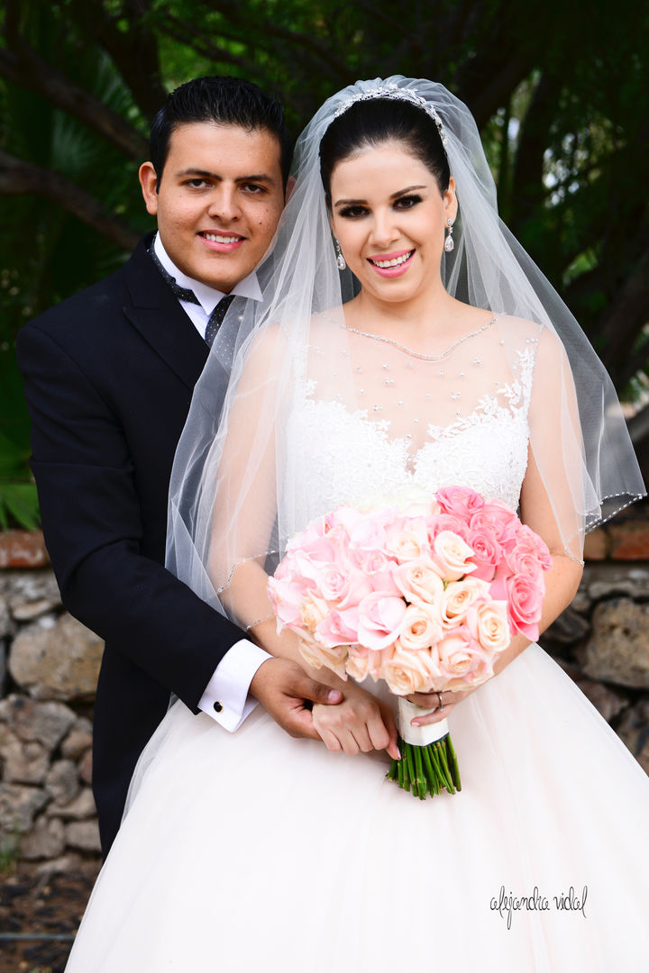 Con certeza de que su amor es para siempre, Marcela Reyes Mejía y Manuel Antonio Acevedo Muñoz llegaron al altar el pasado 12 de septiembre de 2015. Presentes en la ceremonia estuvieron sus padres: Sra. Marcela Mejía de Reyes y Sr. Humberto Reyes González; Sra. Hypatia Muñoz Luévano y Sr. Pedro Acevedo Tijerina.- Alejandra Vidal Fotografía