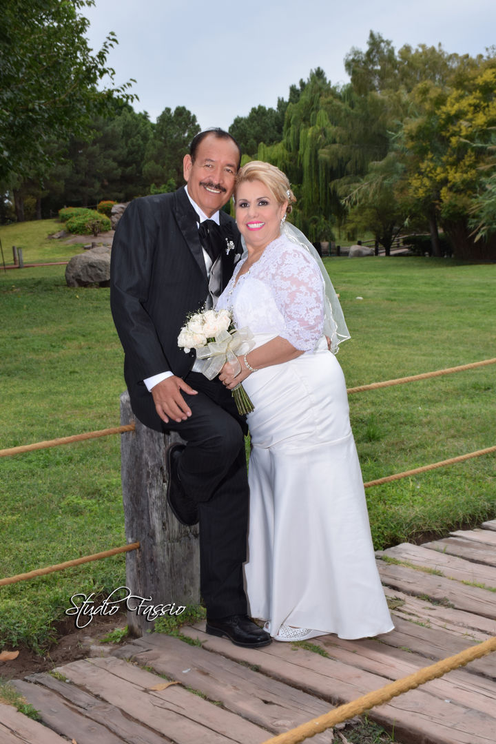 Profra. María de los Ángeles Cárdenas Quintana y Sr. Justo Segura Torres se unieron en matrimonio el tres de octubre del presente año. Sus padres son: Sra. Rafaela Quintana Verduzco y Sr. Abad Cárdenas Maldonado (f); Sra. Soledad Torres (f) y Sr. Pedro Segura (f).- Studio Fassio