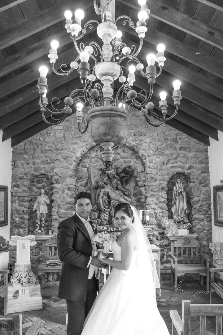 Dr. Juan Pablo Espinoza Hernández y Dra. Isabel Montserrat Martínez Olivares.- Benjamín Fotografía