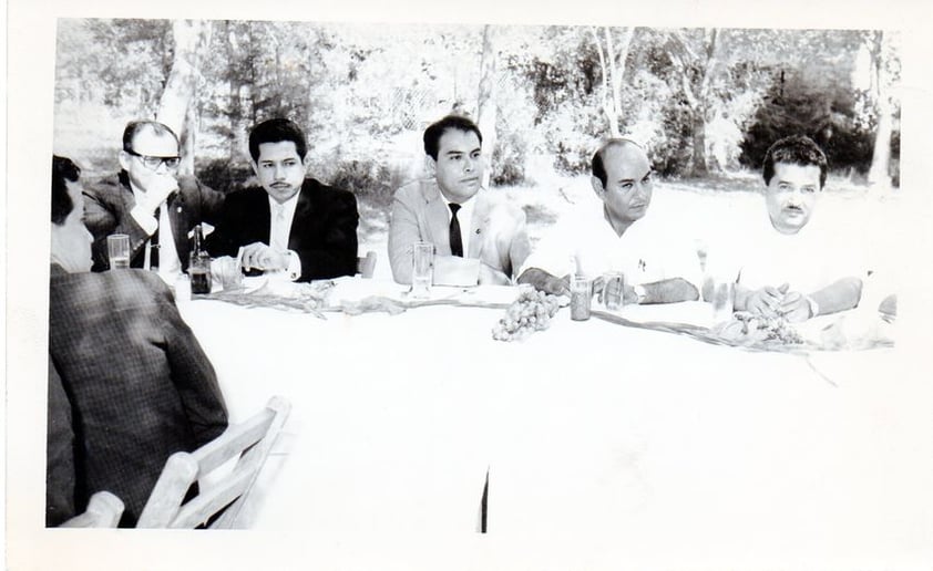 Carlos Adelantado, Miguel Salas Páez, Gustavo Torres, Gregorio Esparza y
Francisco Javier Baca, dirigentes sindicales del STIRT en 1965.