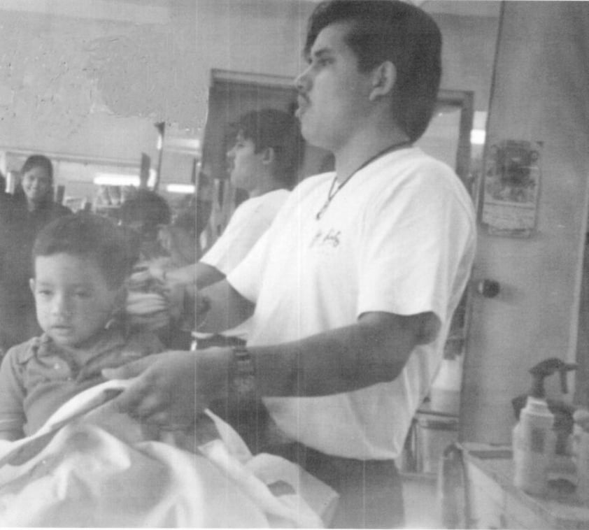 Heriberto Pineda Sosa, hace 25 años, cuando empezó con un oficio familiar. Ya 5 generaciones en la Peluquería Sosa.